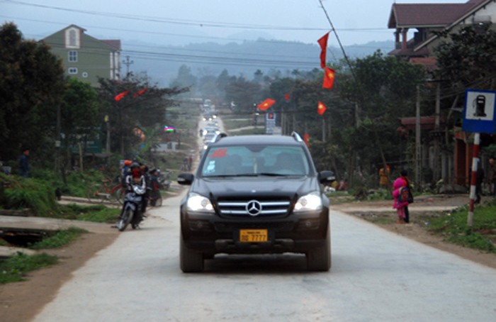 Chiếc xe Mercedes biển tứ quý đăng ký ở Lào.