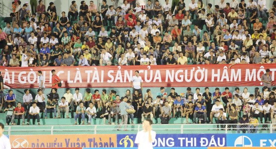 Sự có mặt của Ngọc Sơn, Pha Lê cùng dàn chân dài quyến rũ đã lôi kéo khán giả đến sân Thống Nhất xem Sài Gòn FC thi đấu.