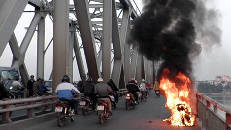 Xe Attila cháy trên cầu Long Biên.