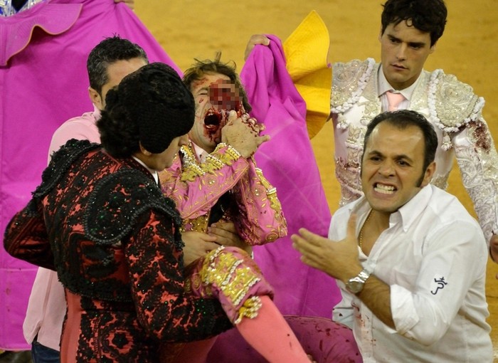 Tháng 10/2011, tay matador người Tây Ban Nha bị bò húc vào mắt khi đang dự giải đấu Cyclone of Jerez.
