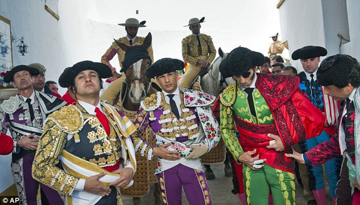 Juan Jose Padilla cùng các matador khác.