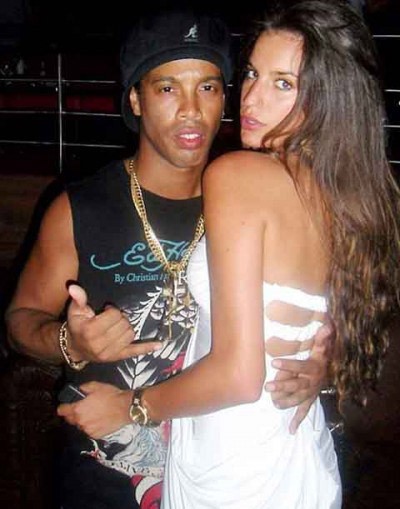Ronaldinho và một cô gái bước qua đời anh.