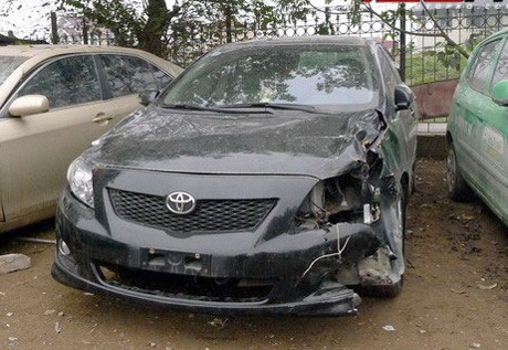 Chiếc Toyota Corolla Altis gây tai nạn ở Cửa Nam.