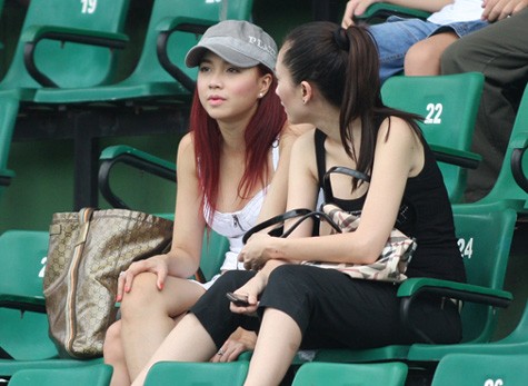 Người đẹp Đinh Ngọc Diệp (trái) trong một trận đấu tại V.League.