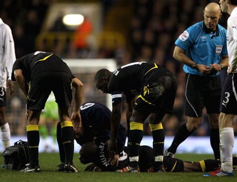 Cầu thủ người Anh Muamba bị đột quỵ trong trận đấu ở FA Cup.