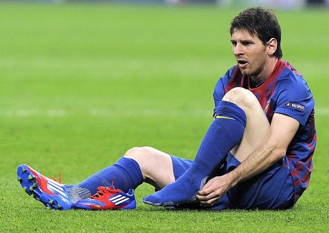 Người có chân trụ tốt như Messi cũng trượt ngã do cỏ quá khô.