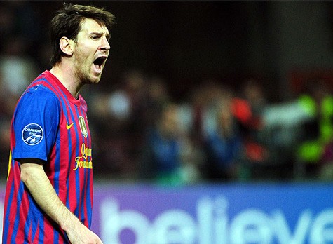 Messi tỏ ra không hài lòng với pha chơi bóng cá nhân của Tello.