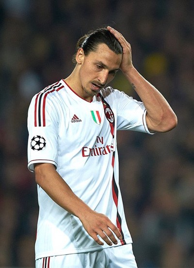Ibrahimovic buồn bã vì không thể giúp Milan đánh bại Barca.