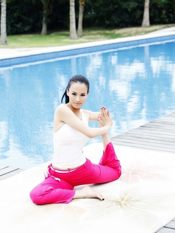 Người đẹp Trung Quốc quyến rũ với bài tập Yoga.