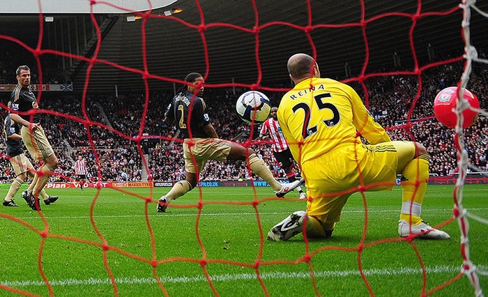 Bàn thắng kỳ lạ của Darren Bent (Sunderland) vào lưới Pepe Reina (Liverpool) ngày 17/10/2009. Bóng đã chạm vào một trái bóng bay trên đường đi, khiến Reina không kịp trở tay.