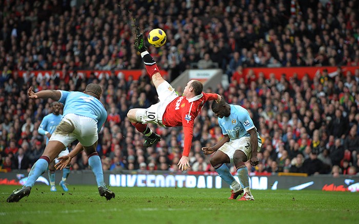 Cú bay người móc bóng tuyệt đẹp của Wayne Rooney đã ấn định chiến thắng 2-1 cho Manchester United trong trận derby thành Manchester City ngày 12/2/2011.