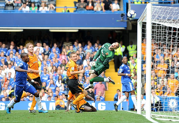 Didier Drogba (Chelsea) sút bóng qua đầu thủ thành Boaz Myhill (Hull City) để ấn định chiến thắng 2-1 ở Stamford Bridge ngày 15/8/2009.