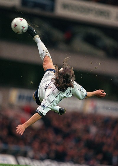 David Ginola (Tottenham) bay người thực hiện một cú sút tuyệt đẹp trong trận derby Bắc London với Arsenal ngày 28/12/1997.