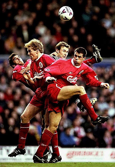 Karl Heinz Riedle, Steve Staunton và Jamie Carragher (Liverpool) kiên quyết không cho Duncan Ferguson (Newcastle United) ghi bàn trong trận đấu ở Anfield ngày 28/12/1998. Liverpool thắng 4-2.
