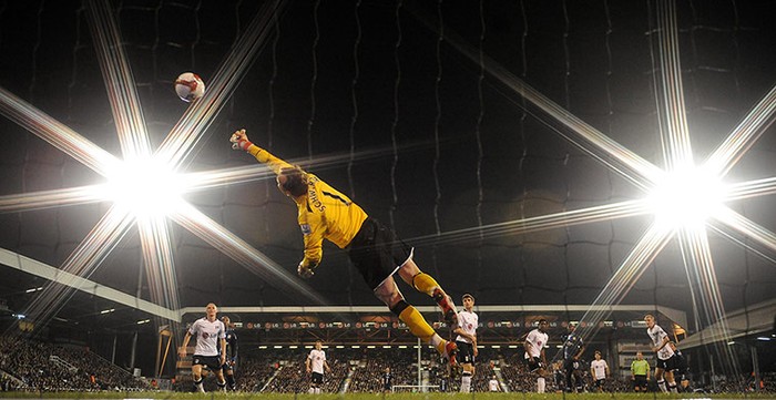 Thủ môn Mark Schwarzer (Fulham) bị đánh bại bởi cú dứt điểm của Jason Roberts (Blackburn Rovers) trong trận đấu ngày 11/3/2009.