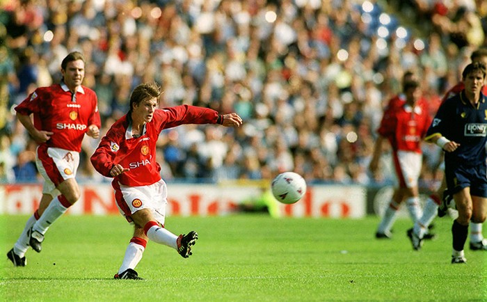 Khoảnh khắc của lịch sử. Tiền vệ trẻ David Beckham (Manchester United) tung cú lốp bóng từ giữa sân ghi bàn trong trận đấu với Wimbledon ngày 17/8/1996.