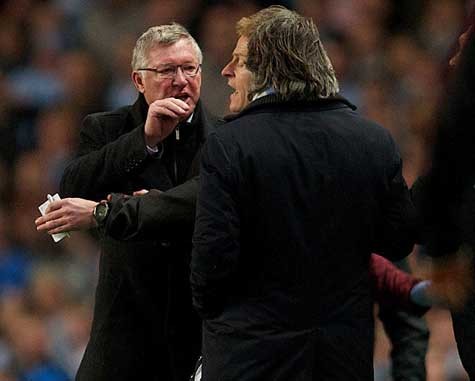 Sir Alex Ferguson và Roberto Mancini cãi cọ ở ngoài đường pitch trong hiệp 2