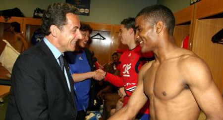 Ông Sarkozy bắt tay tiền vệ Malouda trong một lần đến thăm đội tuyển Pháp.