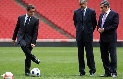 Tổng thống Pháp Nicolas Sarkozy chơi bóng bên cạnh HLV Arsene Wenger và Thủ tướng Anh Gordon Brown trên sân Emirates.