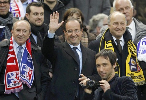 Tân Tổng thống Hollande (đeo kính) dự khán trận Chung kết Cúp QG Pháp 2012 ở Stade de France.