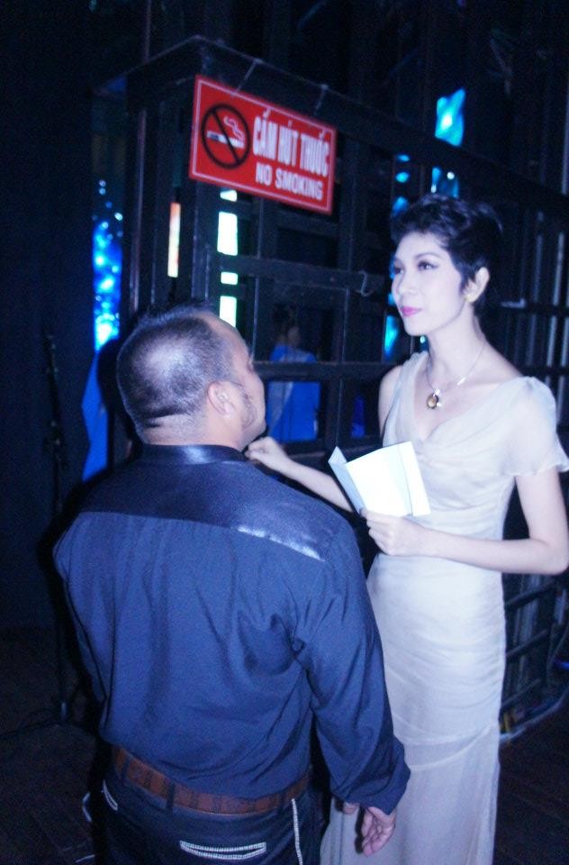 Dẫn chương trình cùng siêu mẫu Xuân Lan là diễn viên hài Hiếu Hiền.
