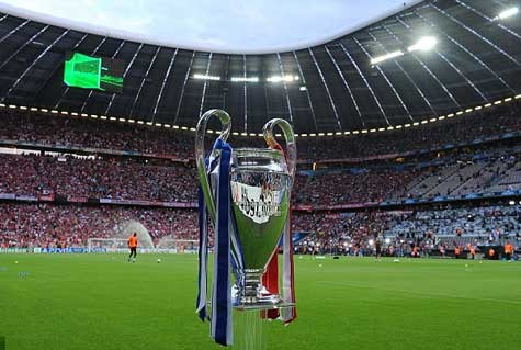Chiếc cúp Champions League được đặt ở trên sân trước giờ thi đấu