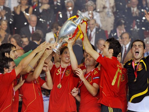 Bóng đá luôn mang đến rất nhiều cung bậc cảm xúc. (Trong ảnh: đội tuyển Tây Ban Nha ăn mừng cúp vô địch EURO 2008)