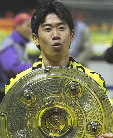 Shinji Kagawa ăn mừng đĩa bạc cùng Borussia Dortmund.