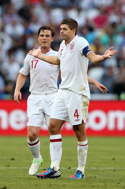 Cặp Gerrard - Parker là điểm yếu chết người của tuyển Anh.