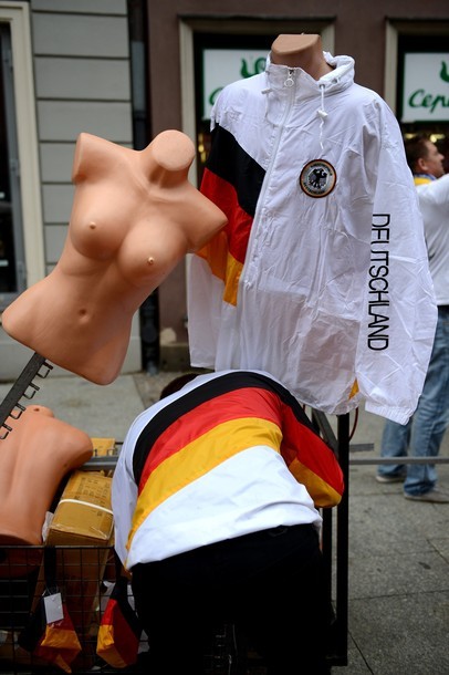 Một thương nhân đang bán áo khoác của đội tuyển Đức tại Gdansk, Ba Lan, nơi diễn ra trận tứ kết.
