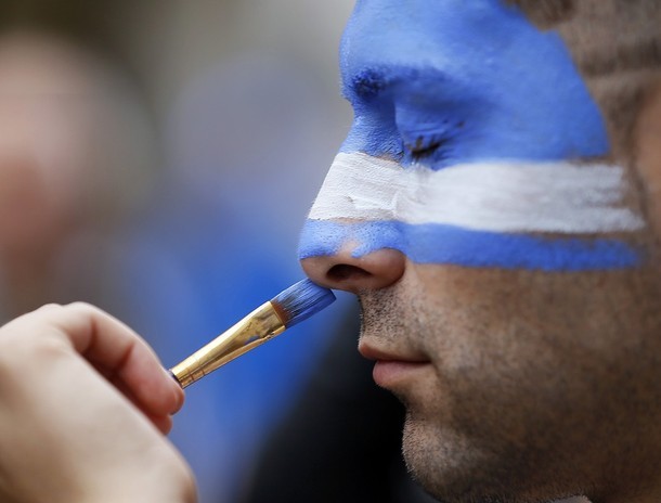 CĐV Hy Lạp đang hóa trang, vẽ lá quốc kỳ lên mặt.