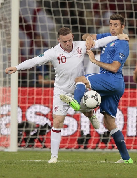 Rooney cũng bị hậu vệ Ý kèm sát và có rất ít cơ hội.