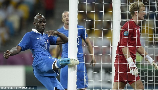 Balotelli tức tối dồn tức giận lên cột dọc sau khi bỏ lỡ cơ hội.
