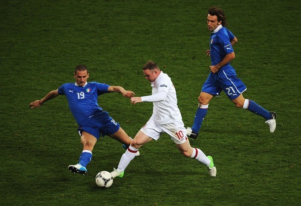 Rooney cũng bị hậu vệ Ý kèm sát và có rất ít cơ hội.