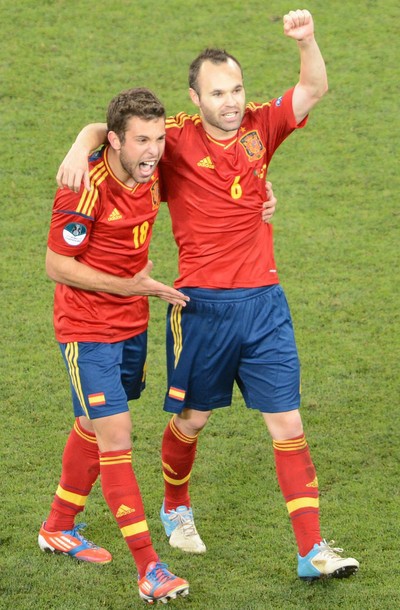 Iniesta và Jordi Alba, hai thành viên cũ và mới của Barca.
