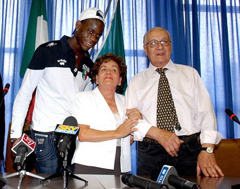Balotelli bên cha mẹ nuôi trong ngày trở thành công dân Italia.