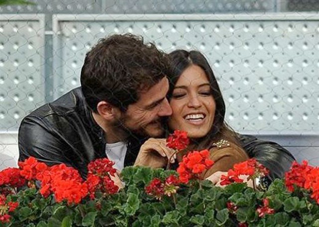 Những nụ hôn của Iker Casillas và Sara Carbonero bên ngoài đời thường.