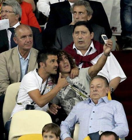 David Villa và Carles Puyol chụp ảnh “tự sướng”.