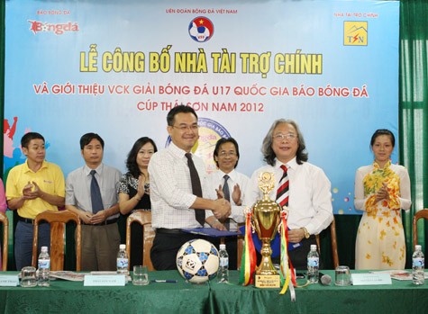 Trưởng BTC giải Nguyễn Văn Phú và đại diện nhà tài trợ ký kết hợp đồng tài trợ.