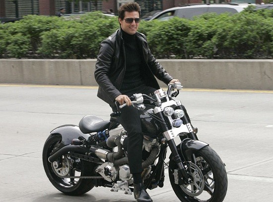 Tom Cruise cũng thích chơi mô tô.