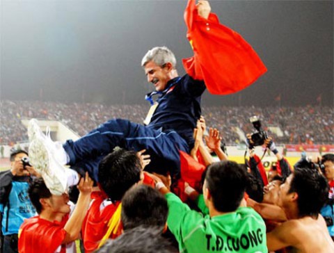 Việt Nam đánh bại Thái Lan và vô địch AFF Cup 2010 trên sân nhà Mỹ Đình.
