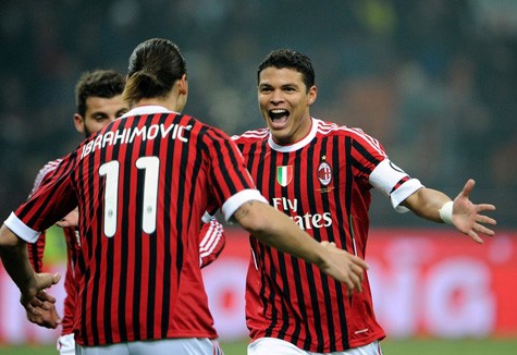 Thiago Silva (thứ hai từ trái sang) và Ibrahimovic (bìa phải) chuẩn bị rời AC Milan.