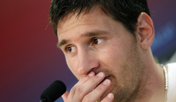 Messi trả lời báo chí ở trung tâm huấn luyện Joan Gamper của Barca.