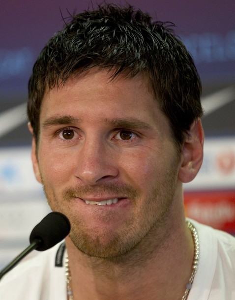 Messi trả lời báo chí ở trung tâm huấn luyện Joan Gamper của Barca.