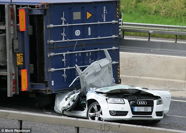 Chiếc xe Audi A5 bị nghiền nát.