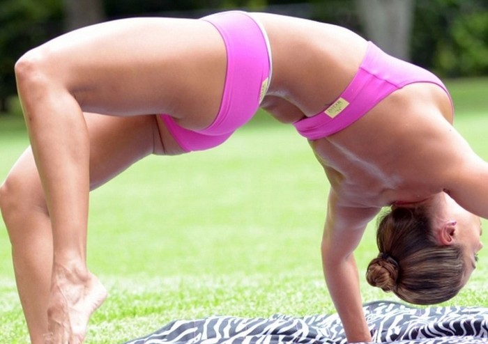Jennifer Nicole Lee , một HLV thể dục, người mẫu thể thao nổi tiếng nước Mỹ tập trong công viên Miami.