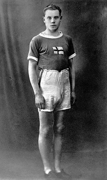Paavo Nurmi của Phần Lan, Paris, 1924. Hồi 1924, trang phục Olympic luôn có xu hướng để mọi thứ “lỏng lẻo”. Tất cả mọi thứ đều nhắm tới mục đích thoải mái cho người mặc, với những chiếc quần ngắn có cặp cực kỳ cao