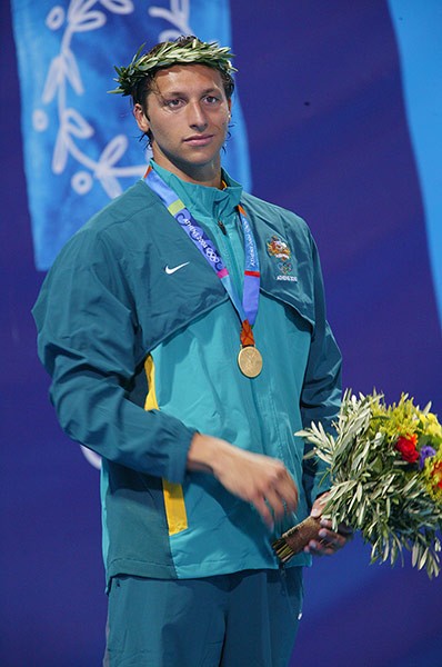 Ian Thorpe của Úc, Athens, 2004. Anh ta đang mặc một màu xanh lục từ đầu tới chân với một nét vàng tương phản và một chi tiết cắt bolero. Tất cả được kết hợp một cách hoàn chỉnh bởi chiếc huy chương vàng to tướng.