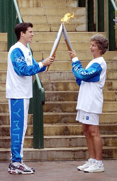 Tim Henman and Virginia Wade của Anh, Lễ trao đuốc Olympic, 2004. Những bộ quần áo này trông không hợp và rất rẻ tiền, đi cũng với sự thiếu chăm sóc về tóc đã biến bức hình này thành một thảm họa.