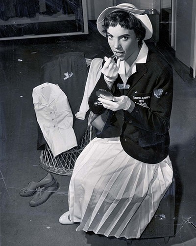 June Paul of Anh, Melbourne, 1956. Đồng phục ngoài thi đấu của đội Anh bao gồm váy, găng tay, các loại đồ trang điểm tùy chọn và một đôi giày gót vừa màu trắng. Nó hoàn toàn thích hợp để đi dạo giữa nhiệt độ nóng bỏng của Australia.